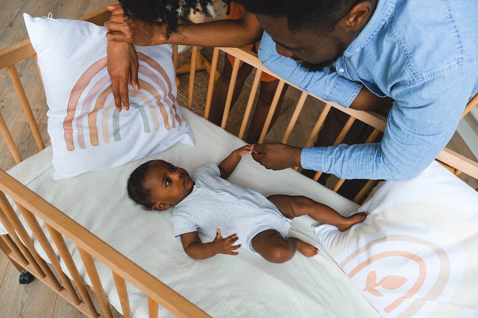 Babybett beziehen - Wann und wie man es richtig macht